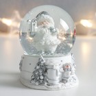 Сувенир полистоун водяной шар "Дед Мороз с подарком" белый с серебром 7х6,7х8,8 см - Фото 5