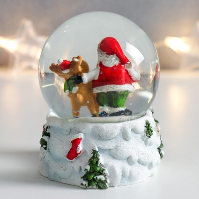 Сувенир полистоун водяной шар "Дед Мороз и олени" 7х6,7х8,8 см