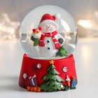 Сувенир полистоун водяной шар "Снеговик с носком подарков" 7х6,7х8,8 см - фото 3007925