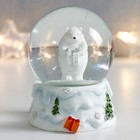 Сувенир полистоун водяной шар "Белый мишка с подарком" белый с серебром 7х6,7х8,8 см - фото 319011990