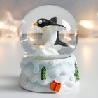 Сувенир полистоун водяной шар "Пингвин на снегу" 7х6,7х8,8 см - фото 3007950