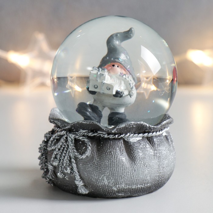Сувенир полистоун водяной шар "Дед Морозик с подарками" серебро 7х6,7х8,8 см - Фото 1