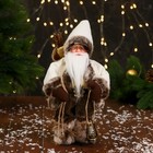 Дед Мороз "В пушистом колпачке, с фонариком и подарками" 28 см, двигается, серо-белый - фото 3008021
