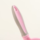 Пуходерка пластиковая мягкая с волнистыми зубьями, средняя, 9,5 х 16,5 см, розовая - фото 8904083