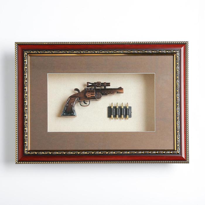 Револьвер в раме, с прицелом, багет золото узор, пули,  28х38 см - Фото 1