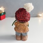 Сувенир полистоун "Малыш в красной шапке и зелёном шарфике с подарком" 7,5х10х17 см - Фото 3