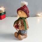 Сувенир полистоун "Малыш в красной шапке и зелёном шарфике с подарком" 7,5х10х17 см - Фото 4