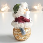 Фигурка полистоун «Дед Мороз на ёлочном шарике», 9.5×5.5×10.5 см - фото 30998580