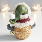 Фигурка полистоун «Дед Мороз на ёлочном шарике», 9.5×5.5×10.5 см - фото 30998581