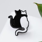Значок «Коты» объятие, цвет чёрно-белый в чёрном металле - фото 319018791
