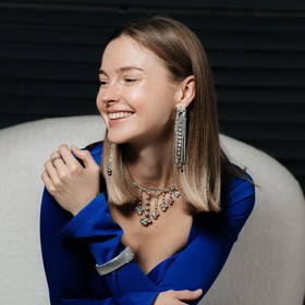 Серьги висячие со стразами "Водопад" ассиметрия, цвет белый в серебре