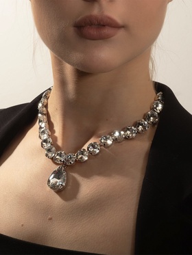Колье «Драгоценность» капля, белое в серебре, 34 см