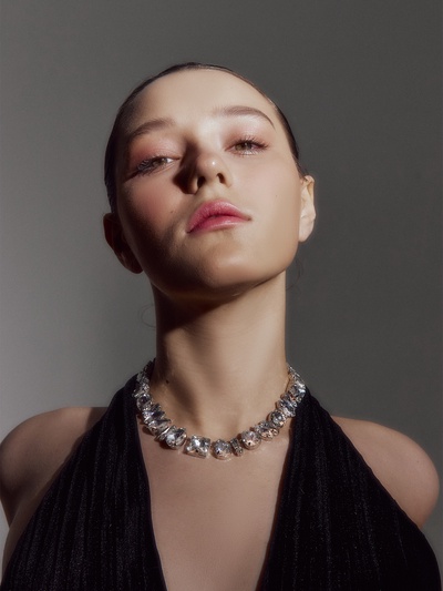 Колье «Драгоценность», геометрия, белое в серебре, 32 см