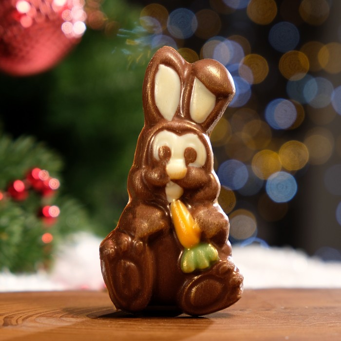 Фигура из молочного шоколада "Заяц с морковкой в лапке" , 32 г - Фото 1