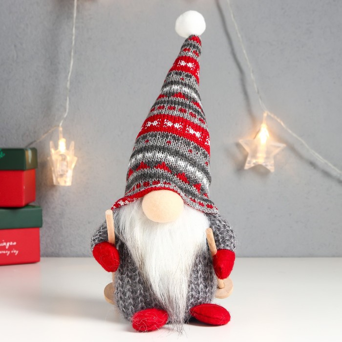 Кукла интерьерная "Дед Мороз с лыжными палками, серый колпак с узорами" 27х12х8 см - фото 1907513704
