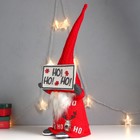 Кукла интерьерная свет "Дед Мороз с табличкой - Ho! Ho! Ho!, в красном" 64х22х20 см - Фото 3