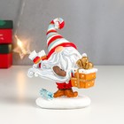 Сувенир полистоун "Дедушка Мороз с подарком, в полосатом колпаке" 13х5,5х10,5 см - фото 3009756