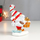 Фигурка полистоун «Дедушка Мороз с подарком, в полосатом колпаке», 13×5.5×10.5 см - фото 21739696