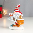 Фигурка полистоун «Дедушка Мороз с подарком, в полосатом колпаке», 13×5.5×10.5 см - фото 21739697