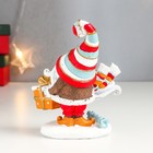 Фигурка полистоун «Дедушка Мороз с подарком, в полосатом колпаке», 13×5.5×10.5 см - фото 21739698