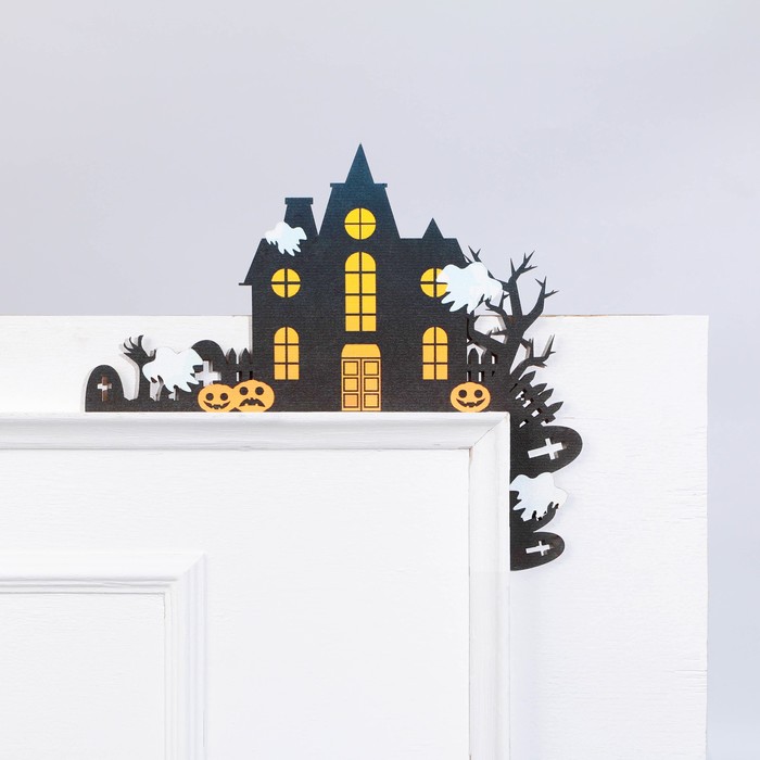 Декор на дверную раму «Дом с привидениями», дерево, 24,6 х 0,5 х 21,2 см