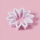 Формы для вырезания теста и мастики Доляна «Хризантема», набор 3 шт.: d=6.5 см, d=3.5 см, d=2 см, пластик, белые - Фото 4