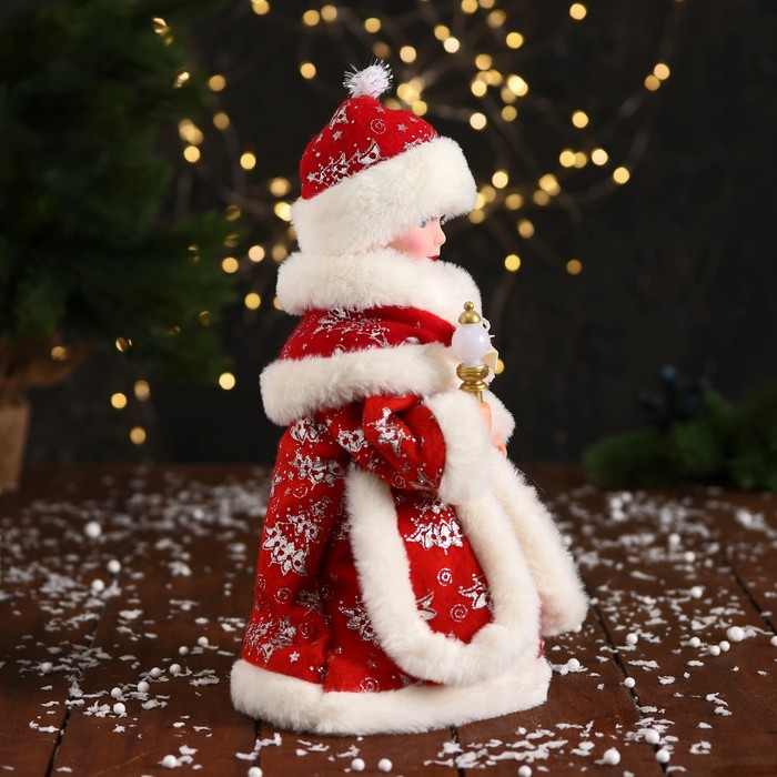 Снегурочка "Пушистой шубке с бантом и фонариком" двигается, 30х14 см, красный - фото 1908982749