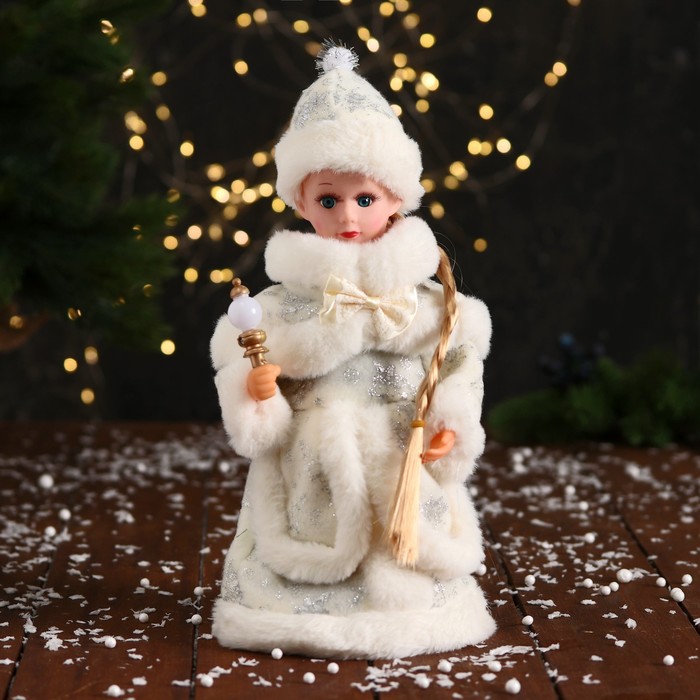 Снегурочка под ёлку «Зимнее волшебство. Пушистой шубке с бантом и фонариком» двигается, 30 см, белый