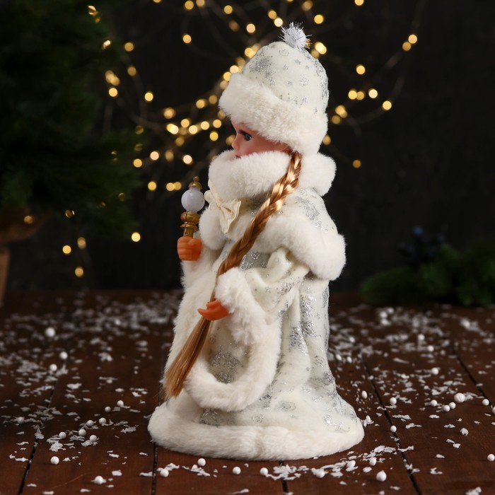 Снегурочка "Пушистой шубке с бантом и фонариком" двигается, 30х14 см, белый - фото 1927979550