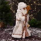 Дед Мороз "С шишками и посохом" двигается, 40 см, бело-бежевый - Фото 2
