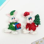 Магнит полистоун блёстки "Белый кролик в шубке и колпаке" МИКС 5,5х3,8 см - фото 37795293