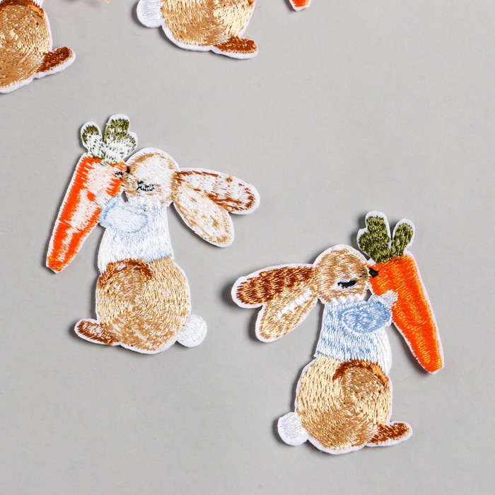 Декор для творчества текстиль вышивка "Кролик с морковкой" 6х5,2 см