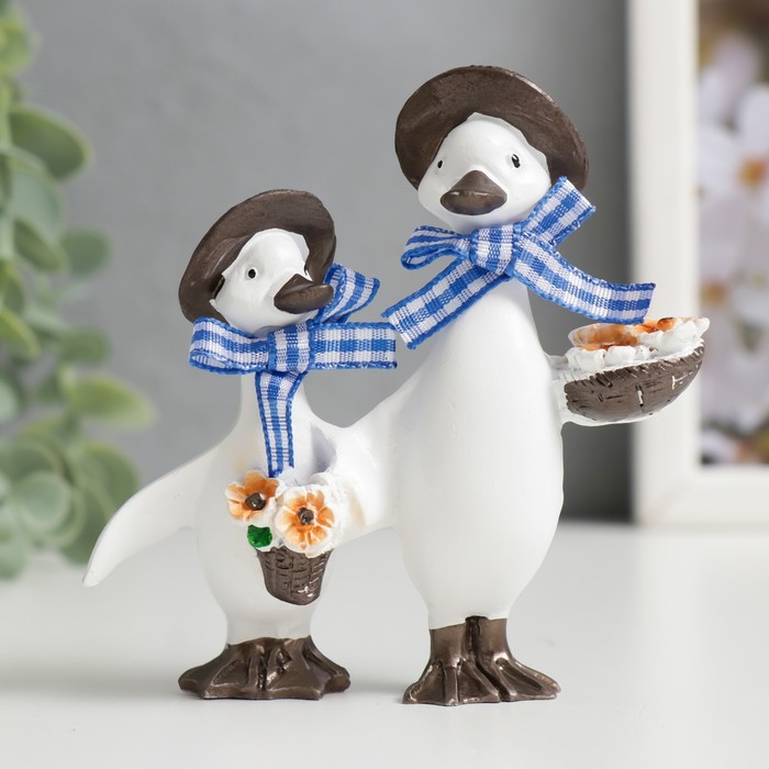 Фигурка полистоун «Уточки в панамах, с корзинкой цветов», 9×9×3 см - Фото 1