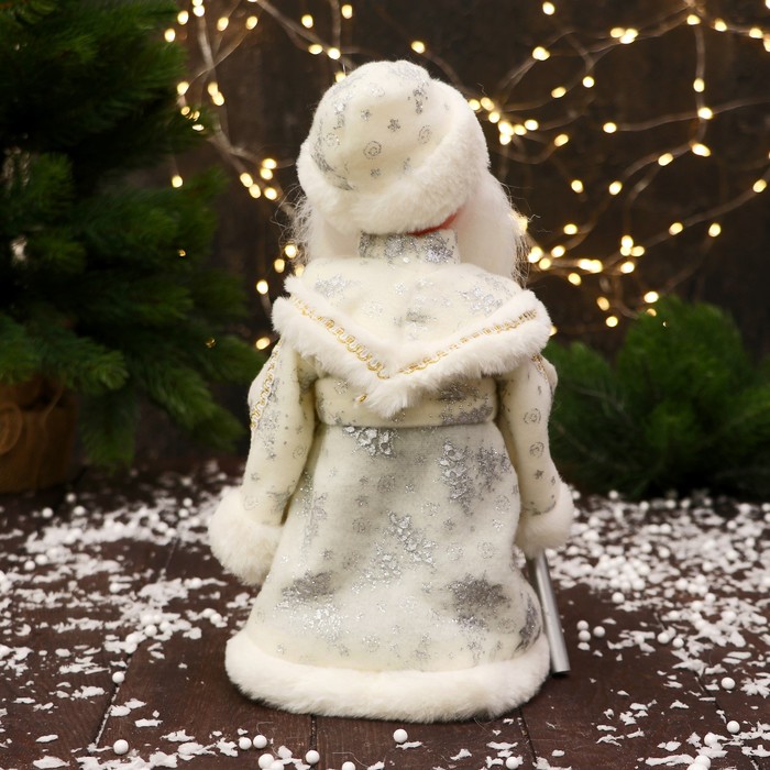 Дед Мороз "С фонариком на посохе и узорами на шубке" двигается, 30х14 см, белый - фото 1908990922