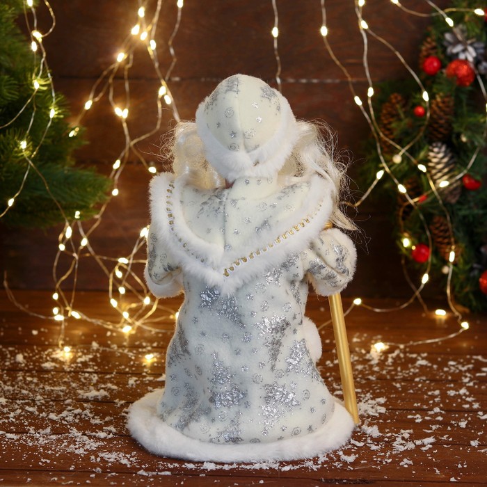 Дед Мороз "С фонариком на посохе и узорами на шубке" двигается, 30х14 см, белый - фото 1908990926