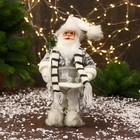 Дед Мороз "В полосатом шарфе и с фонариком" 30 см, серо-белый - Фото 1