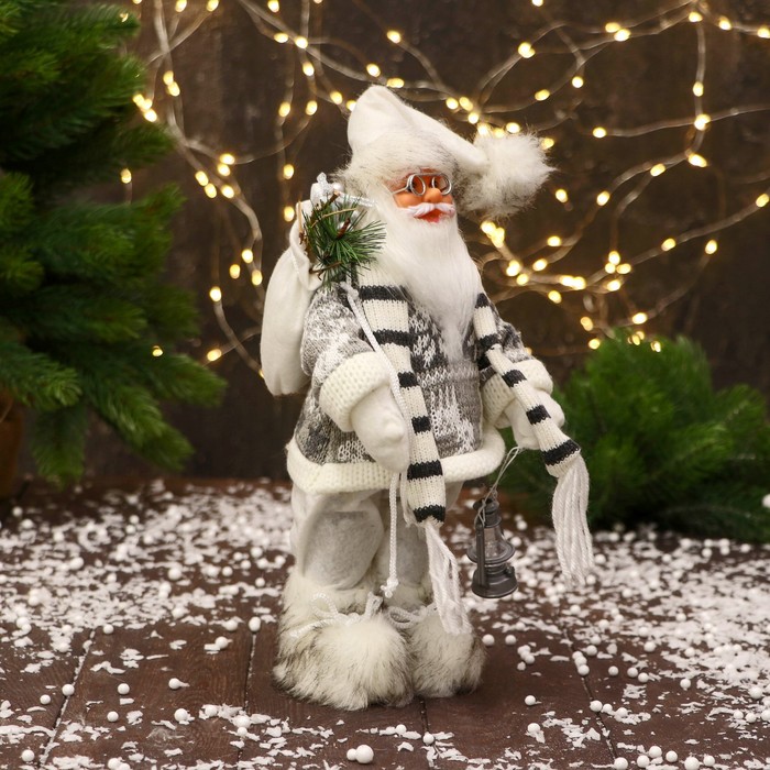 Дед Мороз "В полосатом шарфе и с фонариком" 30 см, серо-белый - фото 1908990929