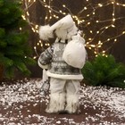 Дед Мороз "В полосатом шарфе и с фонариком" 30 см, серо-белый - фото 3210901