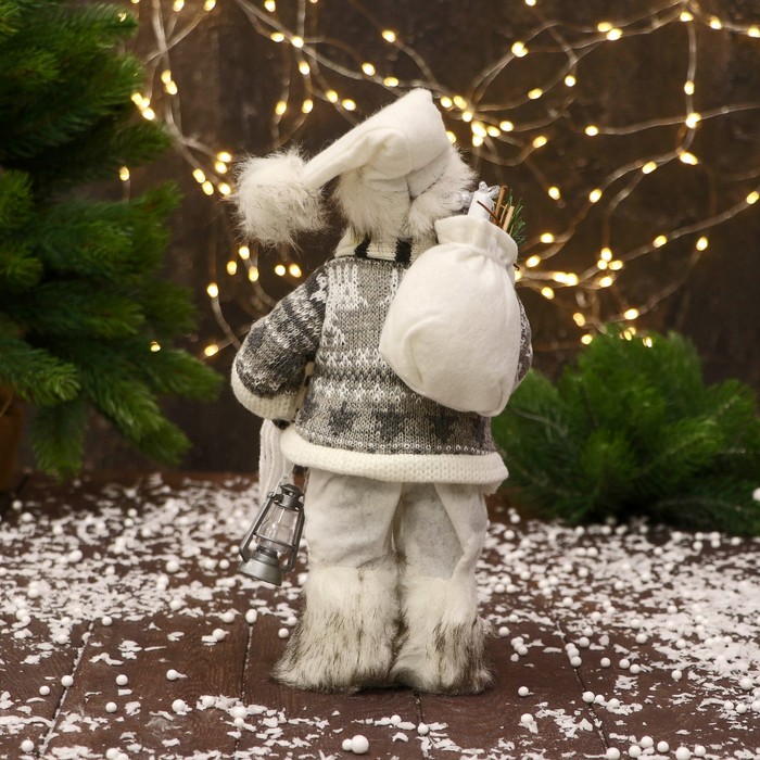 Дед Мороз "В полосатом шарфе и с фонариком" 30 см, серо-белый - фото 1908990930