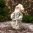 Дед Мороз "В полосатом шарфе и с фонариком" 30 см, серо-белый - Фото 4