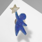 Брошь "Человечек" со звездой, цвет синий в золоте - Фото 1