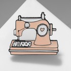 Значок «Швейная машинка» с сердцем, цвет бело-розовый в чёрном металле - фото 321144104