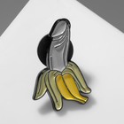 Значок "Банан 18+", цвет бело-жёлтый в чёрном металле - фото 9983599