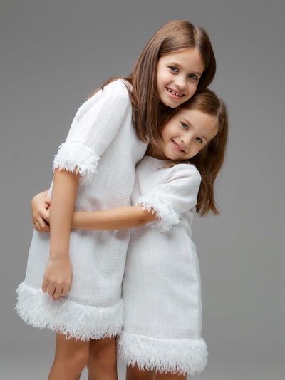 Платье нарядное для девочки MINAKU: PartyDress с перьями, белое, рост 140-146 см
