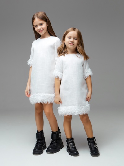 Платье нарядное для девочки MINAKU: PartyDress с перьями, белое, рост 140-146 см