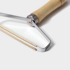 Скребок для чистки одежды, ковров, мебели Доляна, 16.5×12.5 см, ручка сосна - Фото 2