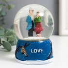 Сувенир полистоун водяной шар свет "Парочка в снегу" МИКС 6,5х6,5х8 см - фото 21801221