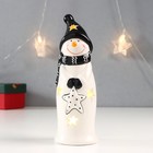 Сувенир керамика свет "Снеговик, чёрная шапка и шарф, с звёздочкой" 17,8х6х6 см - фото 10020328