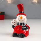 Сувенир керамика "Снеговик в красном цилиндре и полосатом шарфе, с сердцем" 10,8х6,5х6,4 см - фото 319085408