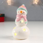 Сувенир керамика свет "Снеговик, розовая шапка и шарф, звёздочки" 11,5х6х6 см - Фото 1